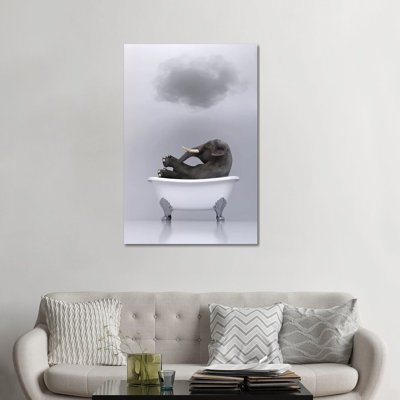 «Elephant Relaxing in the Bath» par Mike Kyiv - reproduction d'art