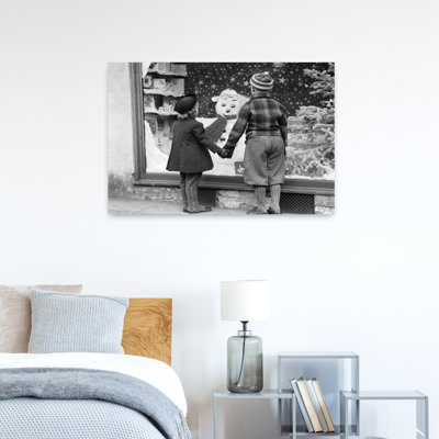 Années 1930, vue arrière, garçon et fille, tenant par la main, regardant une fenêtre de Noël décorée, art rétro rétro urbain urbain classique