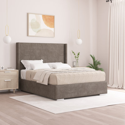 Chelby Upholstered Bed