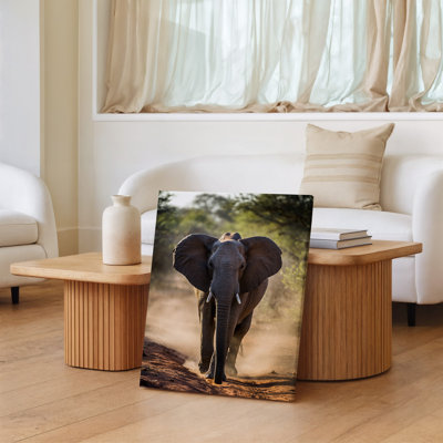 Toile, un majestueux éléphant se tient bien en vue au premier plan, marchant en toute confiance vers le spectateur sur un chemin poussiéreux, art mural sur toile