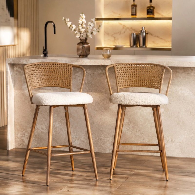 Ensemble de 2 tabourets de bar modernes avec dossier en rotin, siège rembourré, support incurvé ergonomique et structure en métal robuste pour îlot de cuisine ou salle à manger.