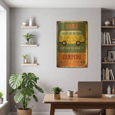 «Lodge Sign G» par Jean Plout, art mural en métal doré, 24 po x 36 po