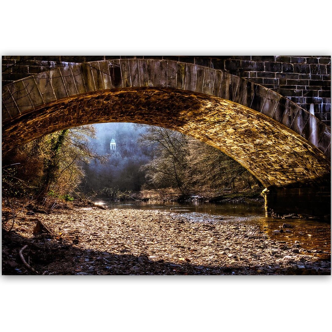 Leinwandbild Ein mysteriöser Ort unter der Brücke