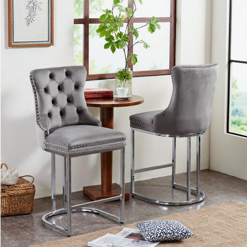 Ensemble de 2 tabourets de bar en velours à hauteur de comptoir capitonnés, design Mid-Century, base en métal chromé, gris