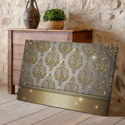 La toile crée un design de papier peint élégant avec un motif damassé complexe en or chatoyant contre un taupe doux