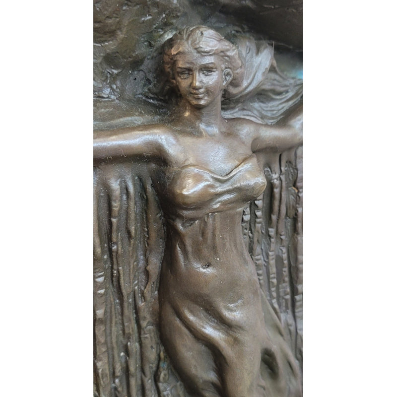 Figurine Karola fabriquée à la main «D'Or Sauvé par Persée»