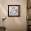 Horloge murale carrée ondulée en bois de 51 cm (20,08 pouces) représentant un grand hôtel avec des chiffres romains.