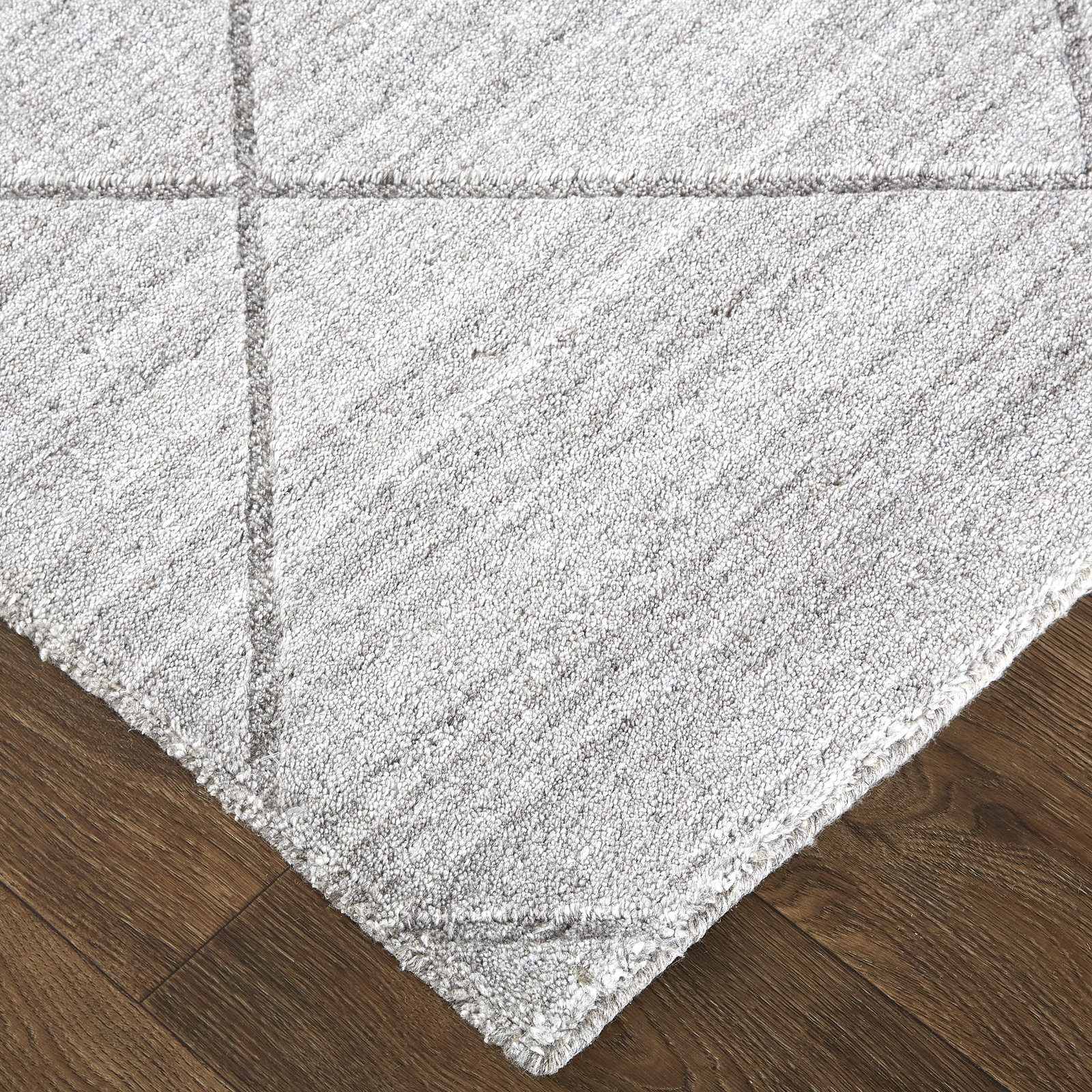 Kentoria Handmade Viscose Ivory/Silver Rug, Rectangle 3'6" x 5'6"
