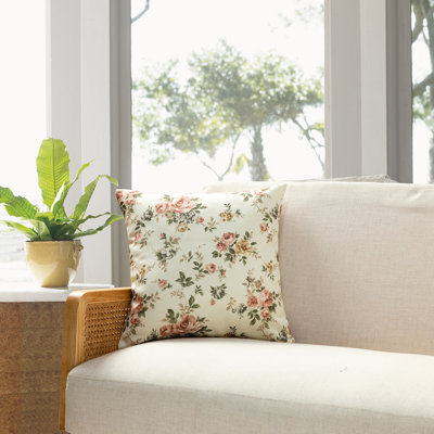 Coussins roses sur fond ivoire avec plumes