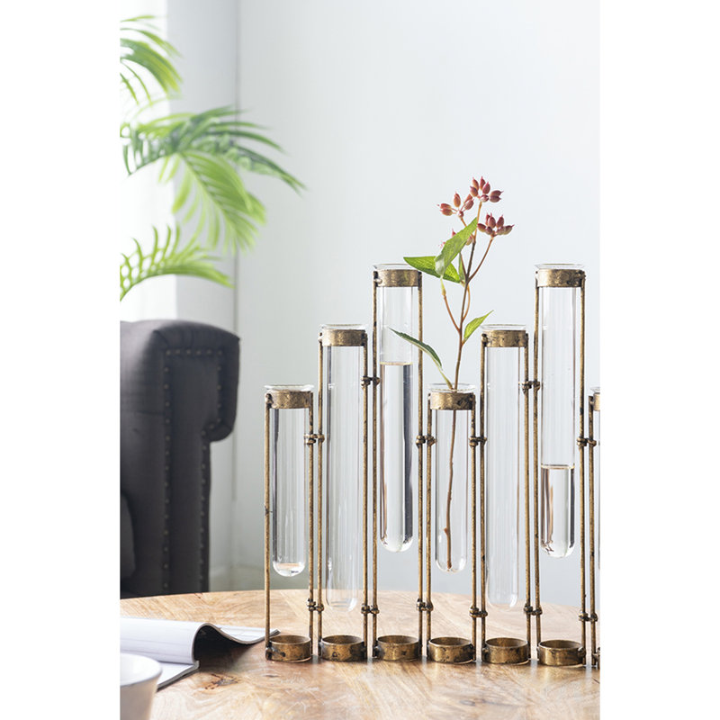 Élégant vase à fleurs en verre avec cadre en métal bronze, parfait pour les décorations florales polyvalentes et la décoration intérieure.