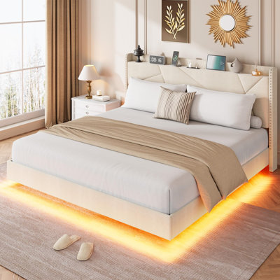 Structure de lit plateforme très grand avec lumières à DEL RVB et station de charge - tête de lit tapissier avec rangement, tablettes pliantes - lattes en métal, aucun sommier requis, conception suspendue - couleur: très grand beige