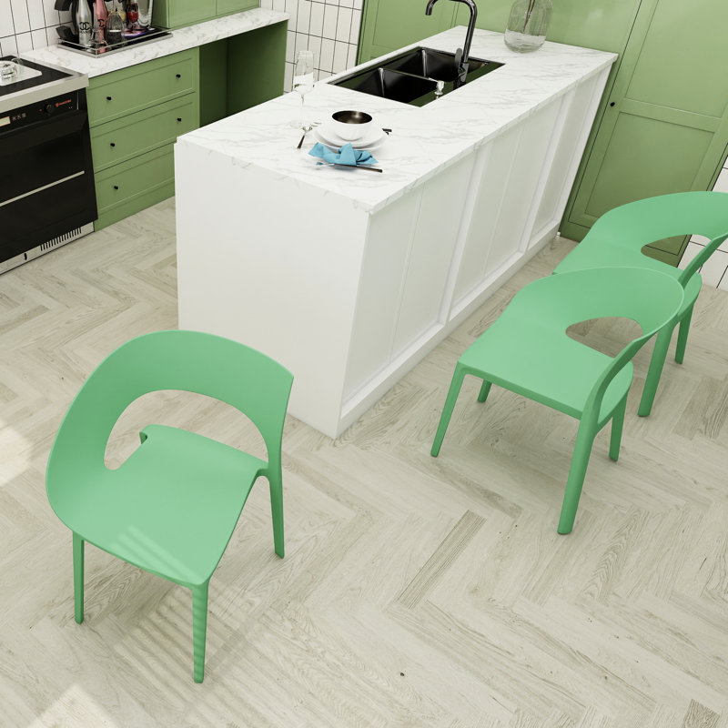De 4 chaises en polypropylène brume simple pour les espaces de salle à manger, matériau, zéro entretien, siège de terrasse confortable, séances de détente, usure, nettoyage facile, conception ergonomique