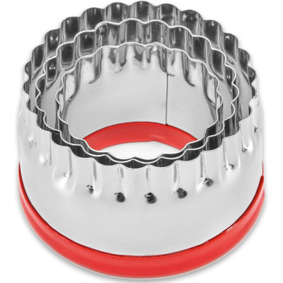 Ensemble de trois emporte-pièces ronds ondulés, disponibles en tailles 2 / 2,6 / 3 pouces, en acier inoxydable durable de qualité alimentaire, avec une housse de protection en PVC rouge sur le dessus.