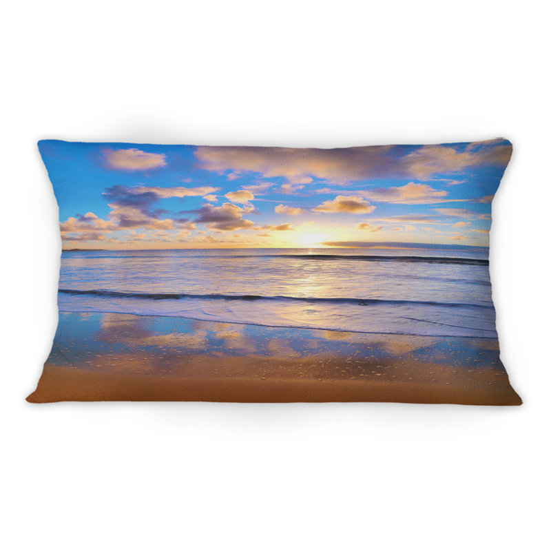 Coussin décoratif à imprimé nautique et côtier Rising Sun Over Beach Horizon