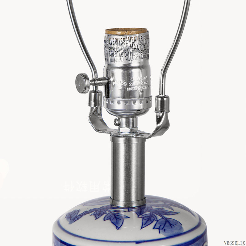 Lampe de vase en céramique bleue et blanche de 13 x 25 pouces