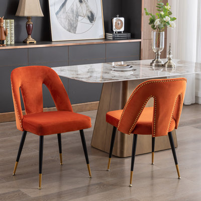 Chaise de salle à manger rembourrée en velours avec têtes de clous et pieds en métal de style contemporain