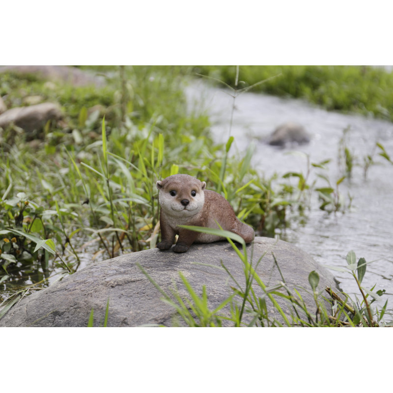 Statue de loutre inclinée vers l'avant