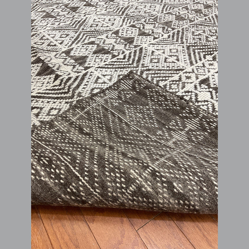 Tapis géométrique gris / blanc en laine noué à la main 8 pi x 10 pi