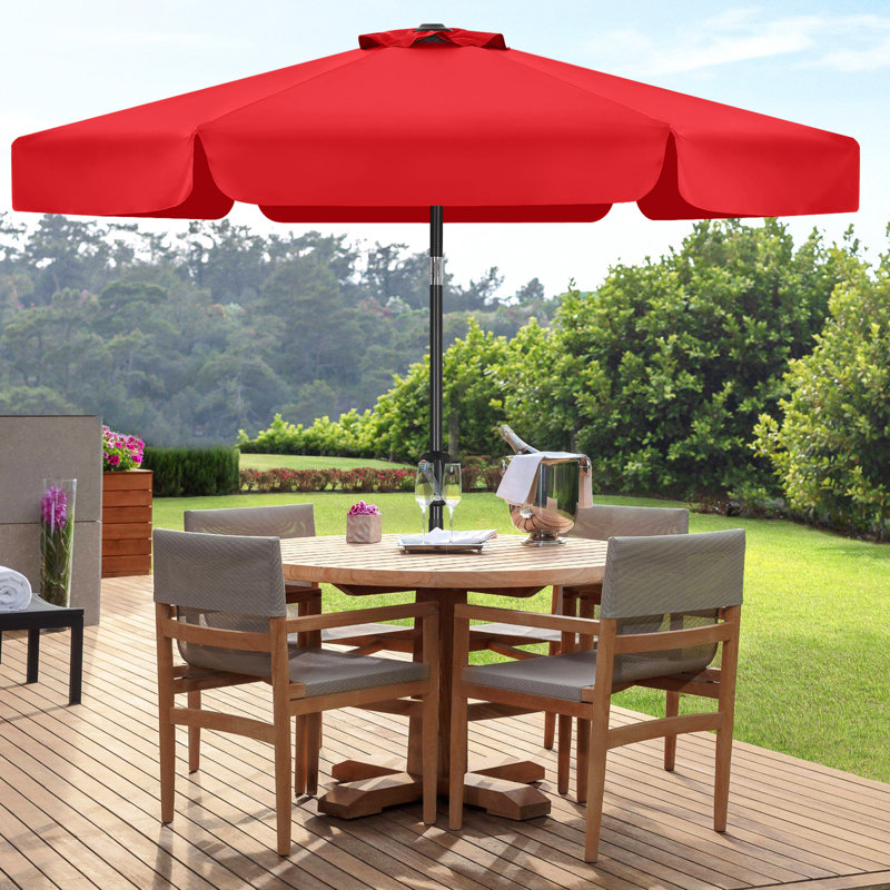 Parasol de marché festonné Holmquist avec inclinaison et levage à manivelle, Rouge, 7.5'