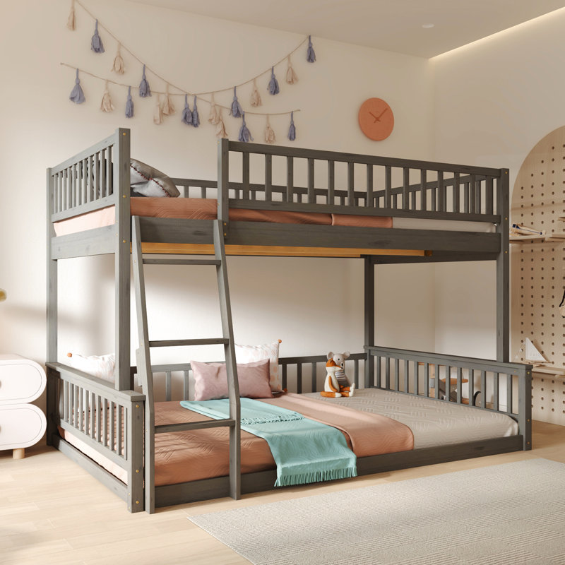 Lit superposé gris avec - fait pour le confort et grand lit double au-dessus du grand lit, pour améliorer le décor de votre chambre à coucher