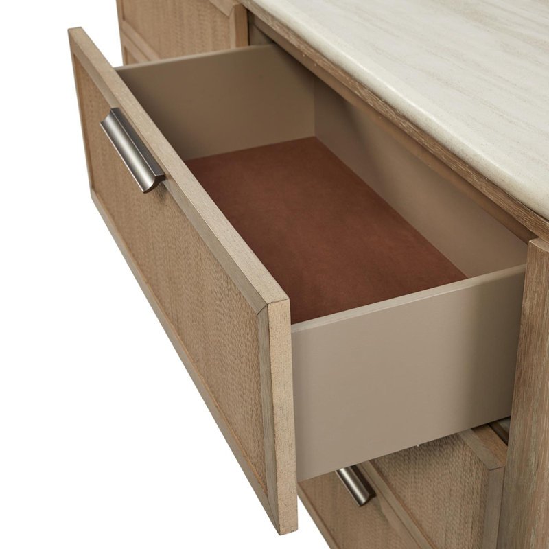 Commode rustique en bois avec façades de tiroirs en corde uniques, parfaite pour ajouter une touche de nature à votre décor.