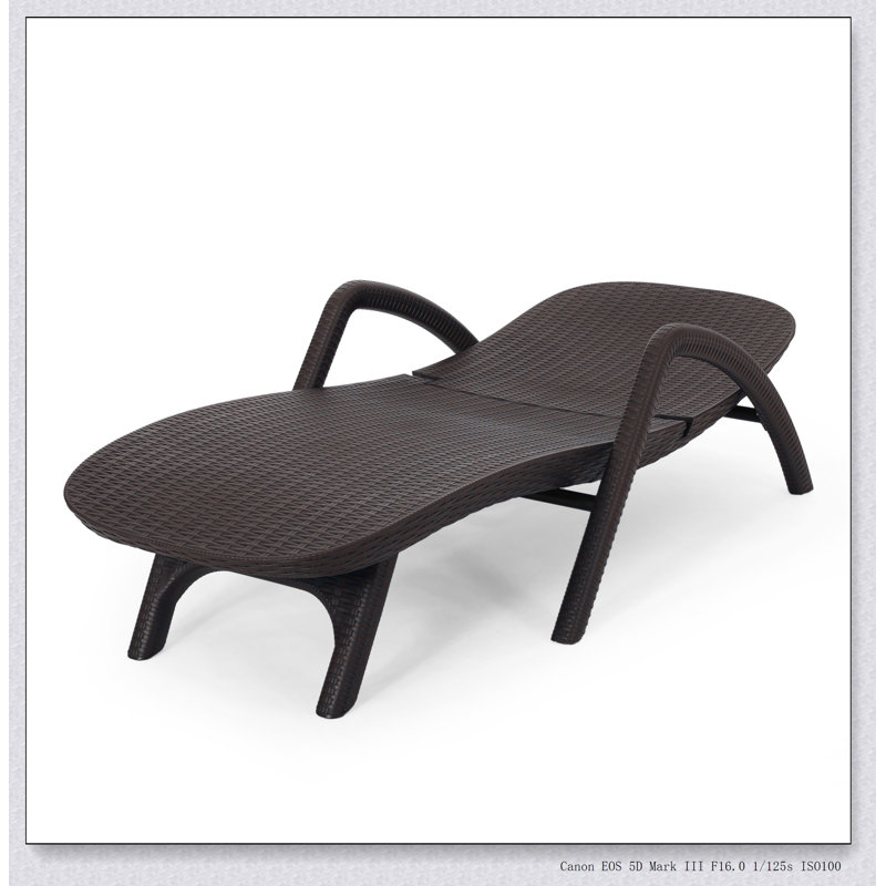 CHAISE LUNGE