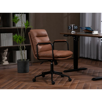 Chaise de bureau à dossier moyen, cuir PU avec roulettes, dossier inclinable à 40 °, hauteur de siège réglable, coussin double éponge, roulettes et accoudoirs bruns, rotation à 360 °,