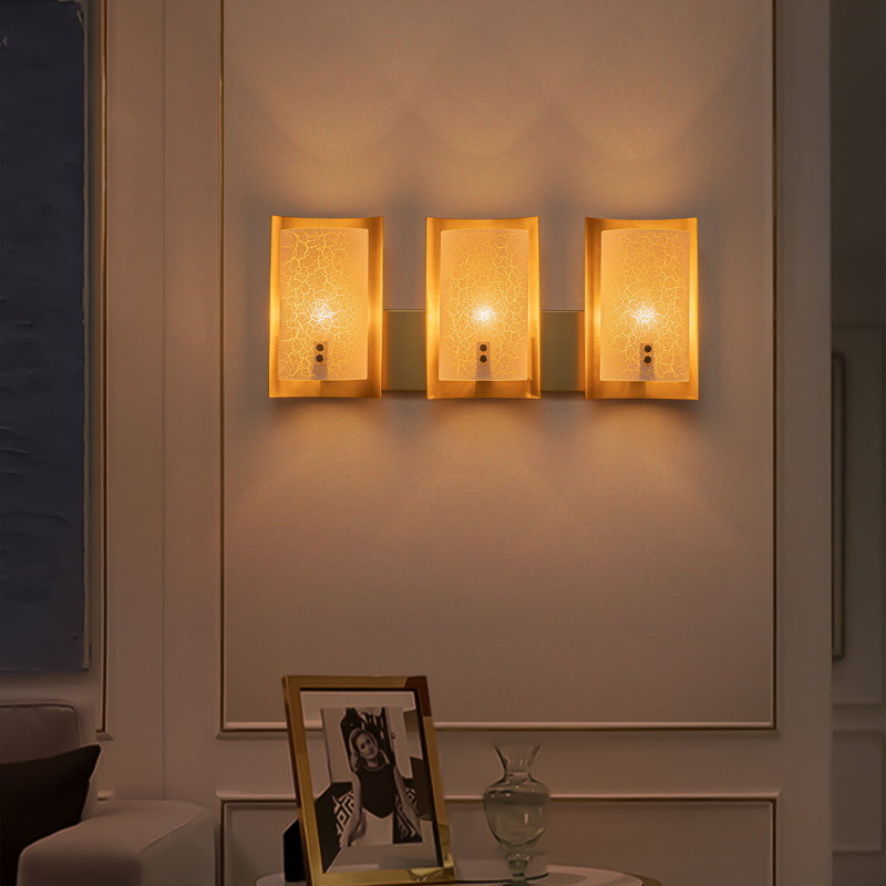 Applique murale de salle de bain 3 lumières en laiton brossé moderne à 3 lumières avec abat-jour en verre craquelé doré 24 po