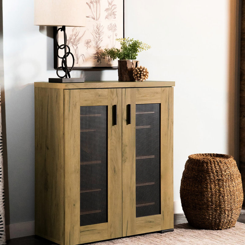 Armoire en chêne doré avec détails de porte en maille noire - collection de chaussures bien rangées, 6 compartiments, 4 tablettes réglables, chic rustique et maximise l'espace de rangement dans les entrées