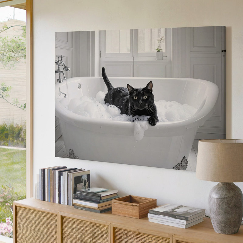 Art mural "Un chat noir" appréciant une baignoire relaxante dans une luxueuse baignoire blanche remplie de bulles