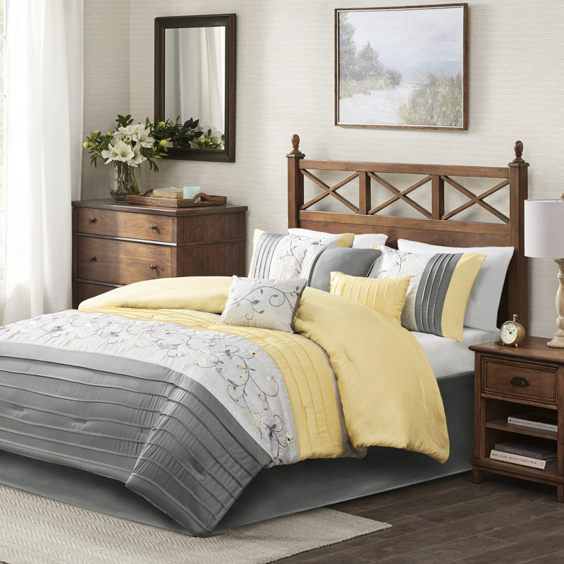 Literie King jaune Serene 7 pièces, brodée, comprenant couette, taies d'oreiller, oreillers et cache-sommier. Lavable à la machine. Conception splendide.