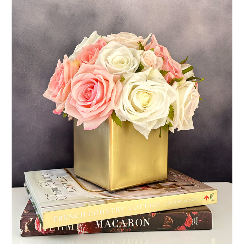 Arrangement de vraies roses dans un vase
