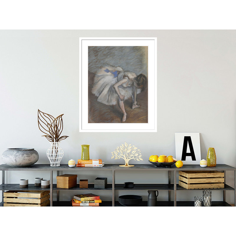 Danseuse assise se penchant en avant pour masser son pied gauche par Edgar Degas - Impression Giclée encadrée