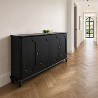 Buffet classique 63 po à 4 portes avec portes à panneaux surélevés courbés, crédence de rangement rétro avec charnières à fermeture en douceur, dispositif anti-basculement, boutons en bronze antirouille, pieds surélevés résistants à l'humidité pour le salon, la cuisine