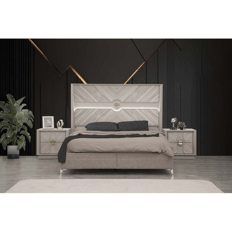 Grand lit de style traditionnel Eternity fabriqué avec des accents dorés et du bois (lit seulement)