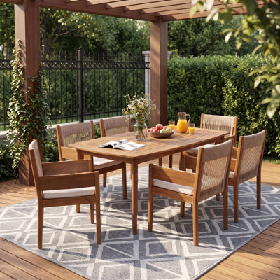 Ensemble repas en bois d'acacia moderne Mid-Century à 6 pesons Celia avec table à lattes de 71 pouces, fauteuils et coussins en corde tissée