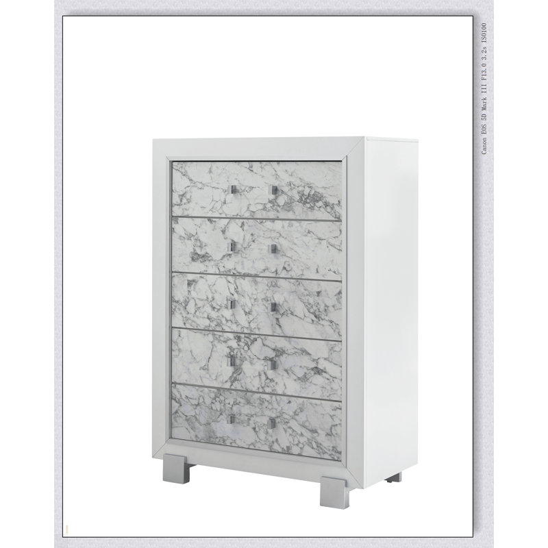 Commode blanche SKYE MARBLE avec tiroirs spacieux et quincaillerie élégante, parfaite pour les solutions de rangement modernes et élégantes.