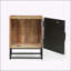 Table de chevet Boho Chic avec motif à lattes Zig-Zag, structure en fer robuste et grand espace de rangement pour les chambres à coucher modernes.