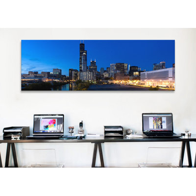 «Buildings in a City Lit Up at Dusk, Chicago, Illinois», reproduction de photo sur toile