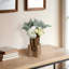 Élégant vase à fleurs cylindrique en métal avec base en travertin pour le salon