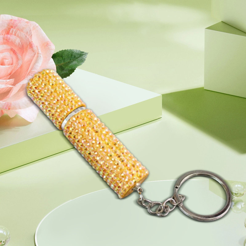 Bouteille d'eau, vaporisateur de parfum et porte-clés, E