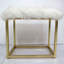 Tabouret de coiffeuse minimaliste moderne en fausse fourrure blanche avec structure en métal doré et miroir rond HD à base rose