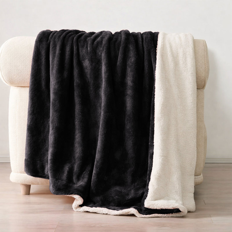 Couverture réversible en sherpa et en fausse fourrure, L 90 po x l 90 po, Noir