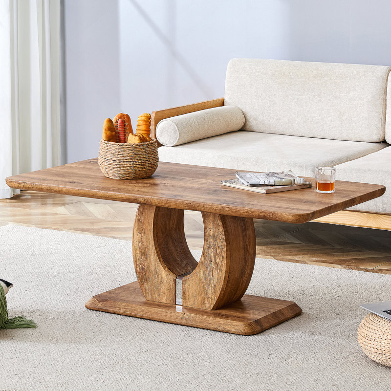 Table basse moderne et simple de luxe moderne de couleur bois. Le bureau d'ordinateur. La table de jeu.