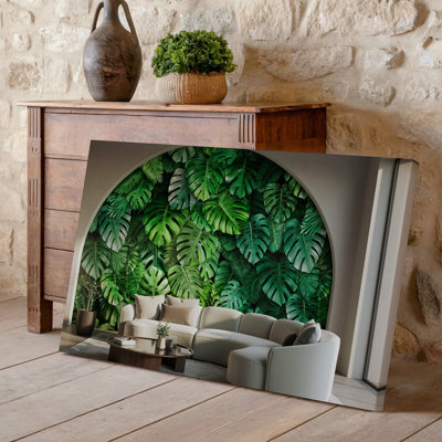 Toile d'un salon moderne spacieux avec un grand art mural incurvé orné d'une murale vibrante de feuilles de Monstera luxuriantes sur toile