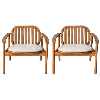 Une paire de fauteuils club avec coussins beiges, structure en bois, pieds en eucalyptus, dossier incurvé et panneaux à lattes, pour une construction de patio, siège moderne, utilisation à l'extérieur