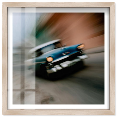 «Motion Blur Classic I Shadowbox Print Cars», art mural par Notoriart, cadre blond, 20 x 20