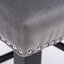 Ensemble de 2 tabourets de bar sophistiqués rembourrés de velours gris avec capitonnage à boutons exquis et garniture cloutée chromée