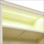 Bibliothèque moderne à 5 niveaux avec bande lumineuse à DEL, tablettes réglables de 83,4 po de hauteur | Beige + jaune moutarde | Bois massif et panneau de fibres à densité moyenne-246186700-246186702