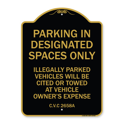 Enseigne Signmission Designer Series - Stationnement dans des espaces désignés, seuls les véhicules stationnés illégalement seront cités ou remorqués aux frais du propriétaire du véhicule | Enseigne architecturale noire et dorée 18 po x 24 po